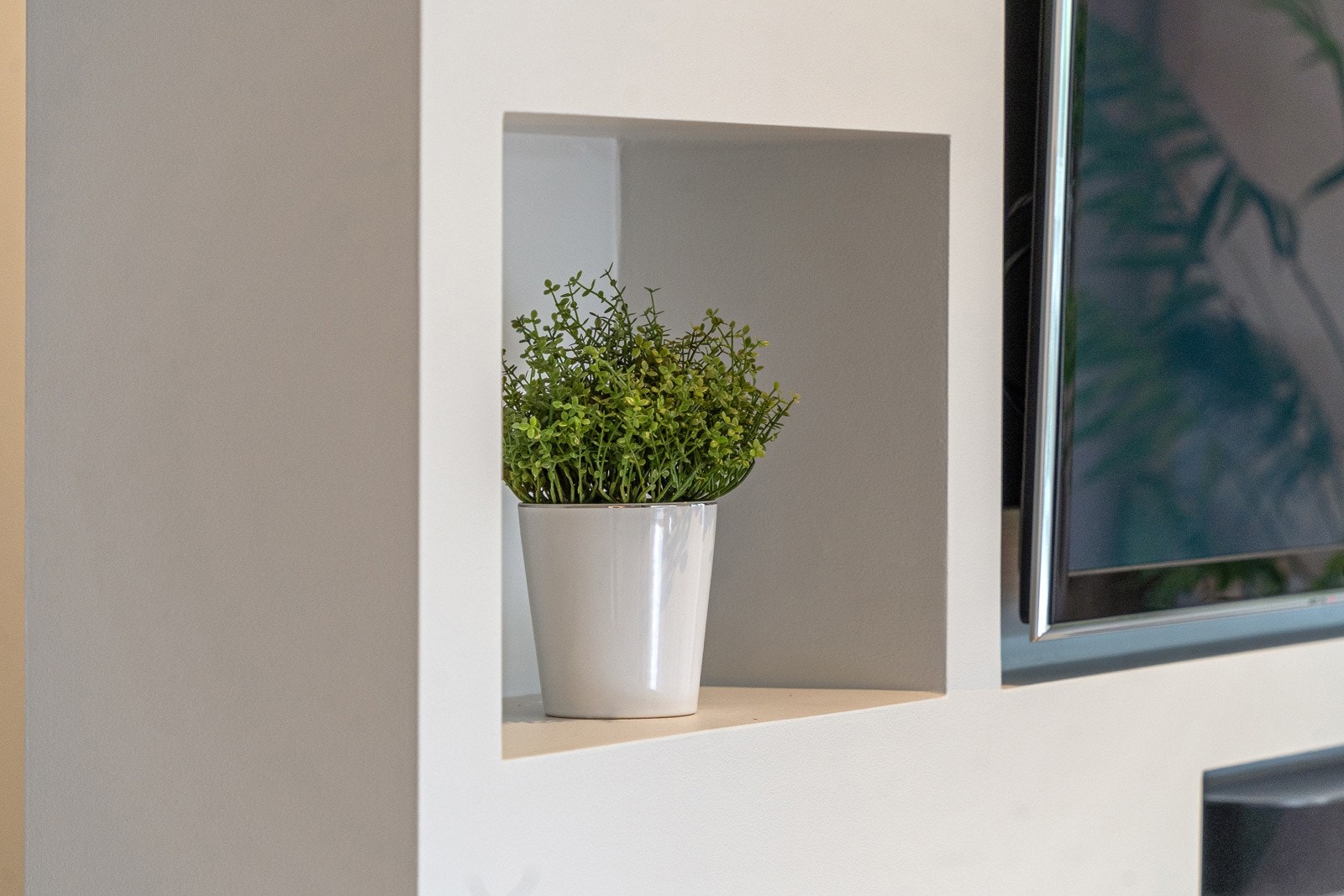 Praktisk nisje ved siden av tv-en Galleribilde