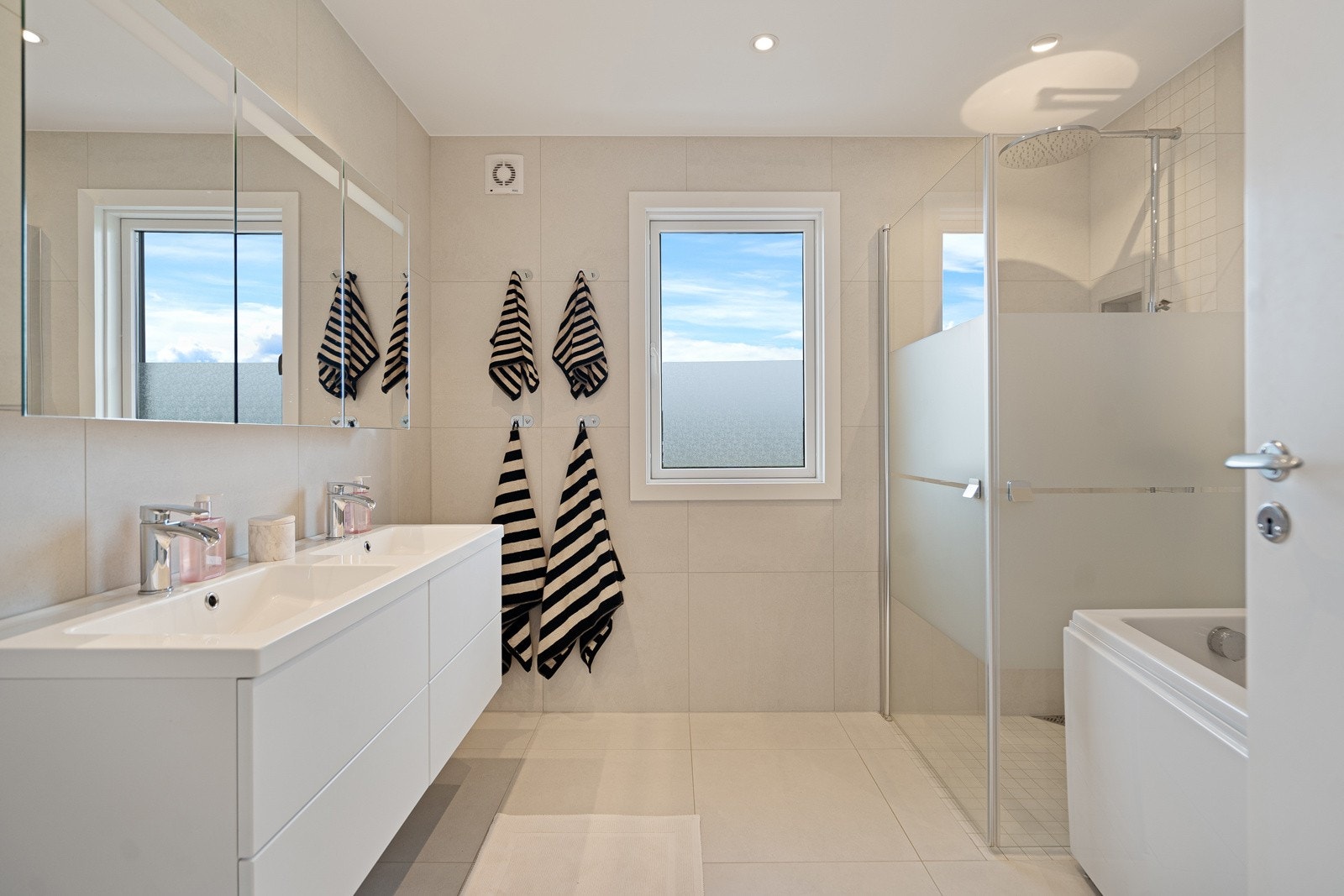 Lekkert og delikat baderom fra 2020 (fagfolk) med komlett dusj og badekar Galleribilde