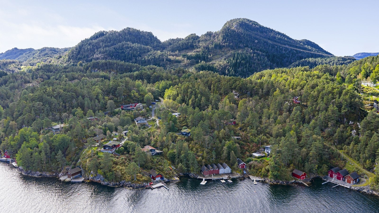 Brattestøfeltet og denne hytten ligger ca. 30 min fra Haugesund og 24 min fra Stord. Galleribilde