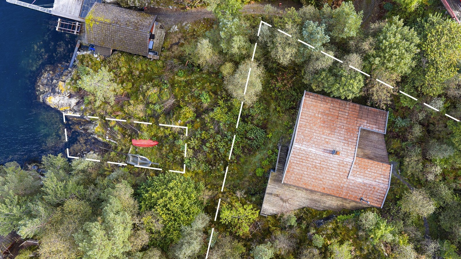 Båten liggende i sjøen i tau festet i båtfeste i berg/fjell mot øst og vest! (Markering tomt er omtrentlig og avvik vil forekomme) Galleribilde