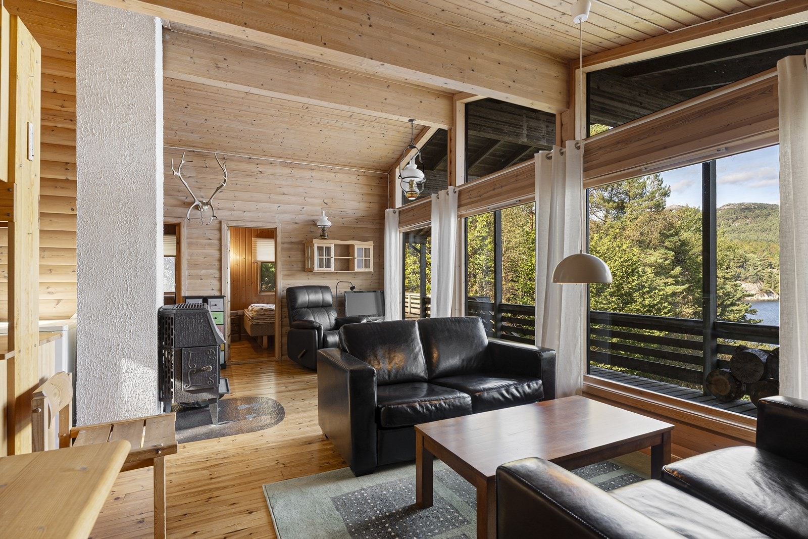 Stigende takhyøde i rommet opptil 3,3 m og en har videre plass til spisebord og sofa. Galleribilde