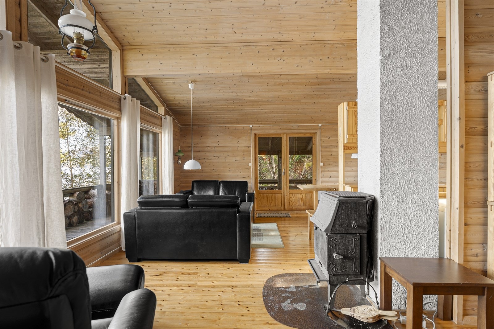 Peisovn i stuen ellers elektrisk oppvarming av hytten. Galleribilde