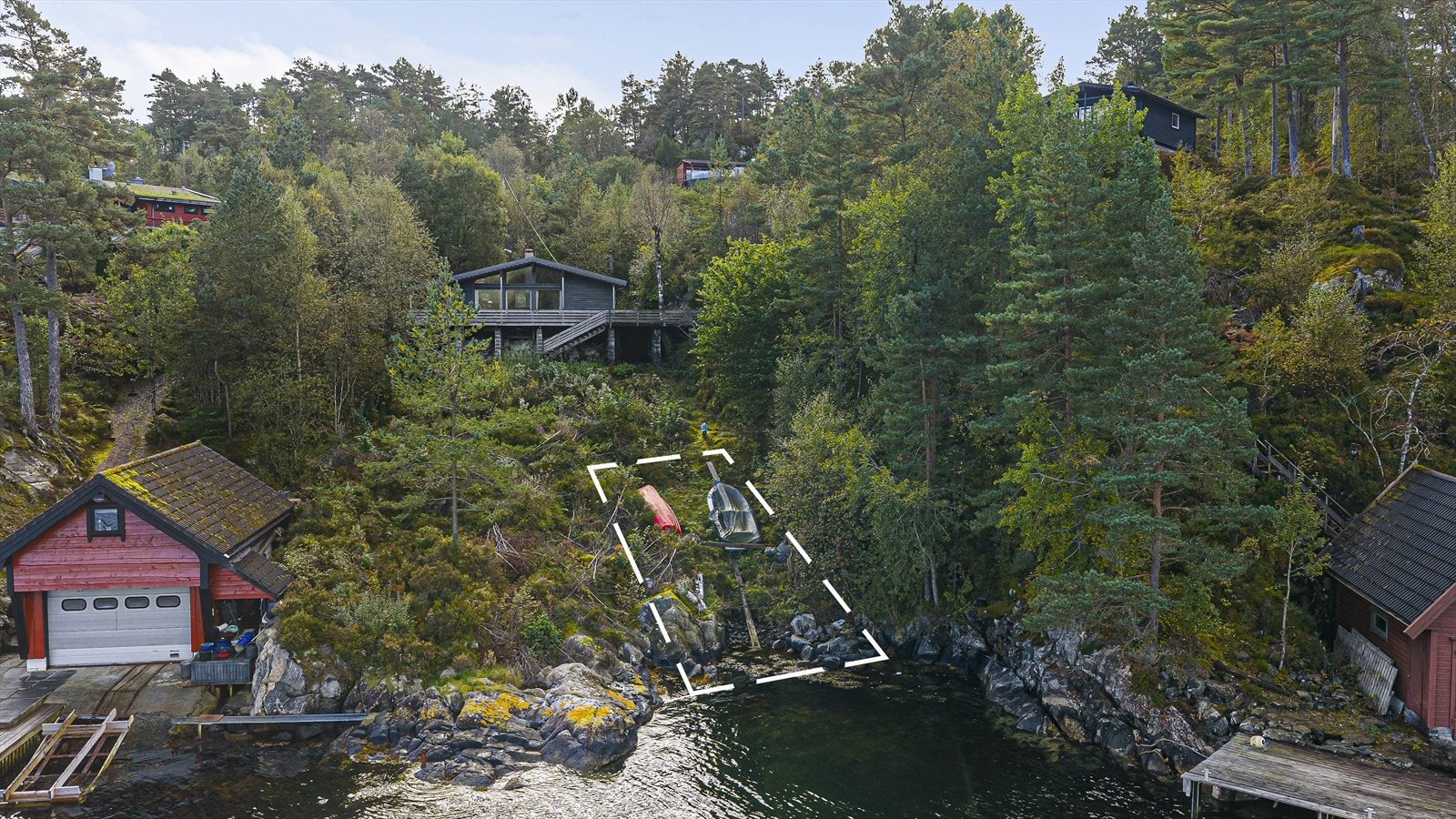 Sjøtomten er på ca. 92,1 kvm med mulighet for båt i båtfeste (Markering tomt er omtrentlig, avvik vil forekomme) Galleribilde