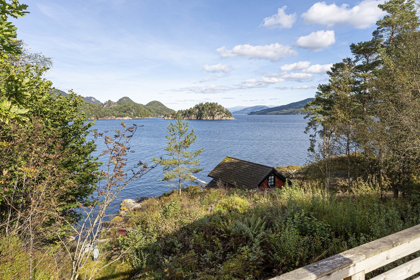 Hytten ligger usjenert til omringet av vakker natur og med nydelig utsikt Galleribilde