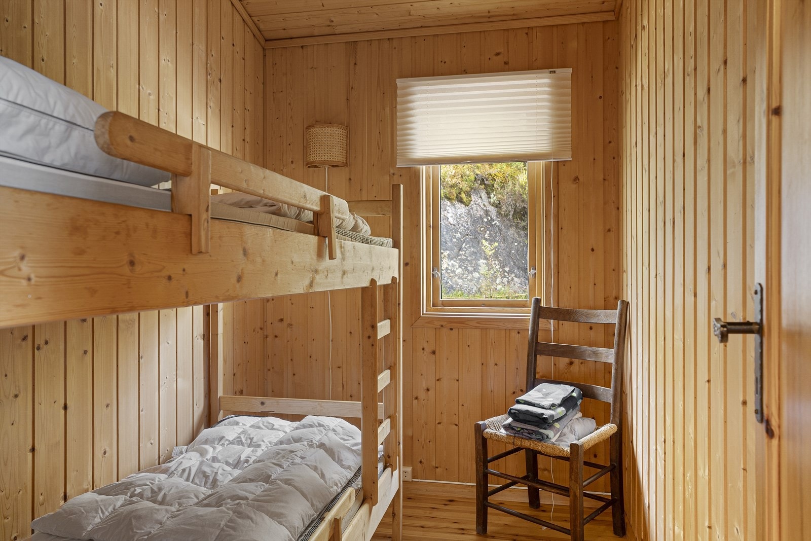 Det er 2 soverom i hytten med køysenger Galleribilde