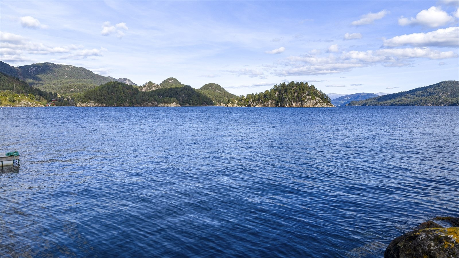 Her vil det hver dag lages et flott bilde ut vinduene i egen hytte eller fra tomten. Galleribilde