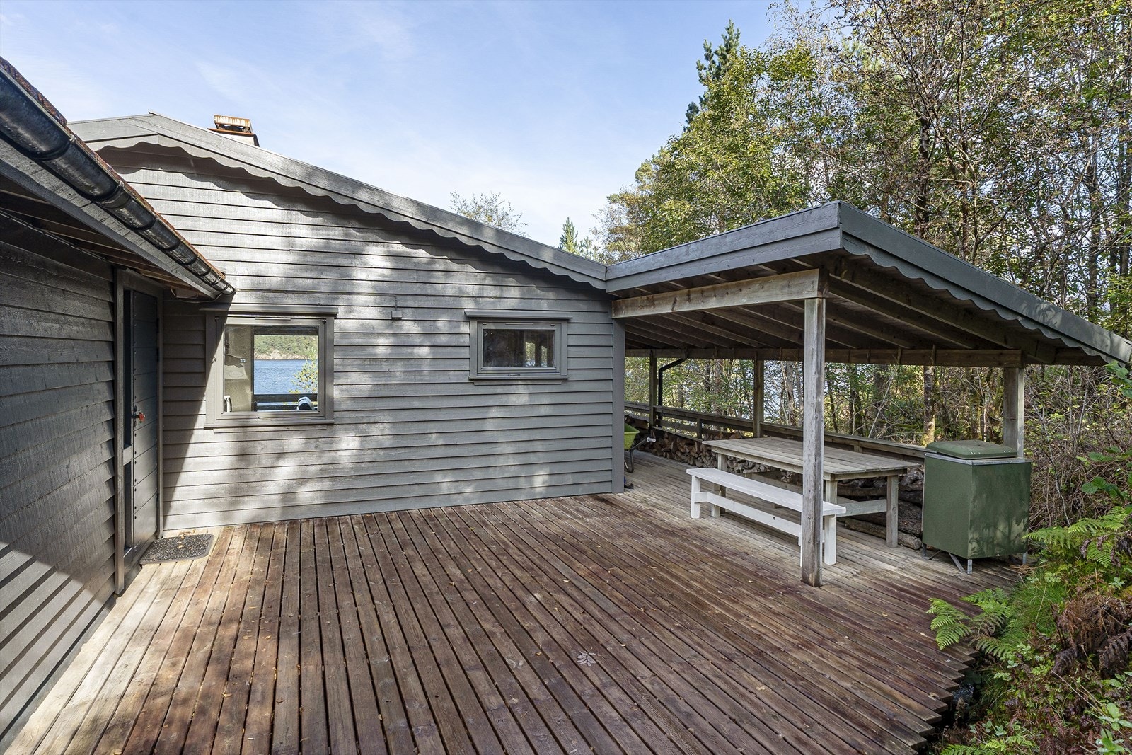 Rundt hytten er det opparbeidet 130 kvm stor terrasse vendt i alle himmelretninger Galleribilde