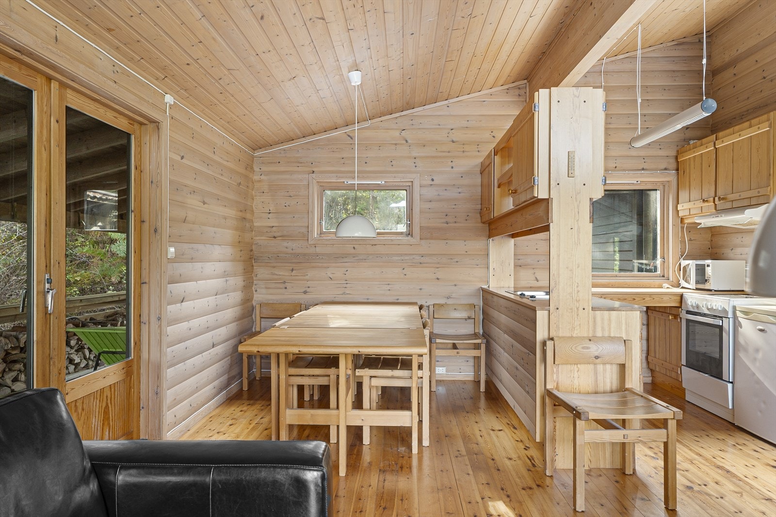 Det som står i hytten inn- og utvendig på visning medfølger i handelen (foruten om 2 gjenstander). Galleribilde