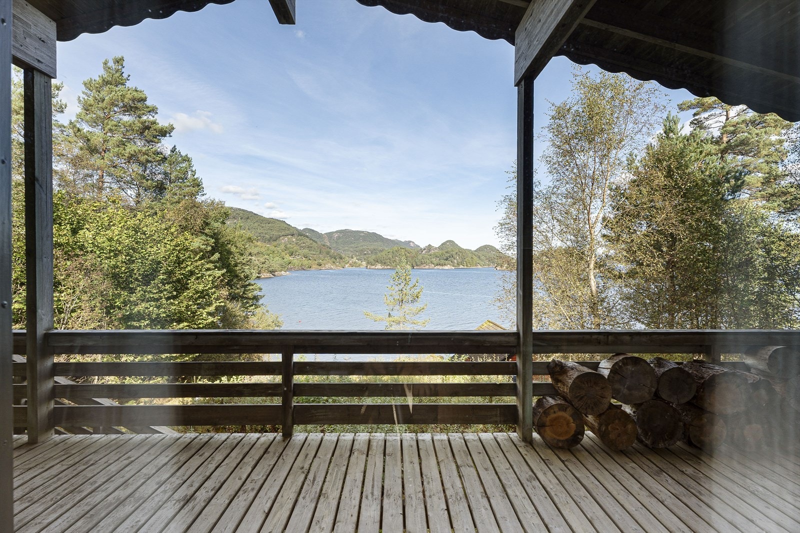Herlig åpen kjøkken/stueløsning med store vindusflater for godt med naturlig lys og utsikt. Galleribilde