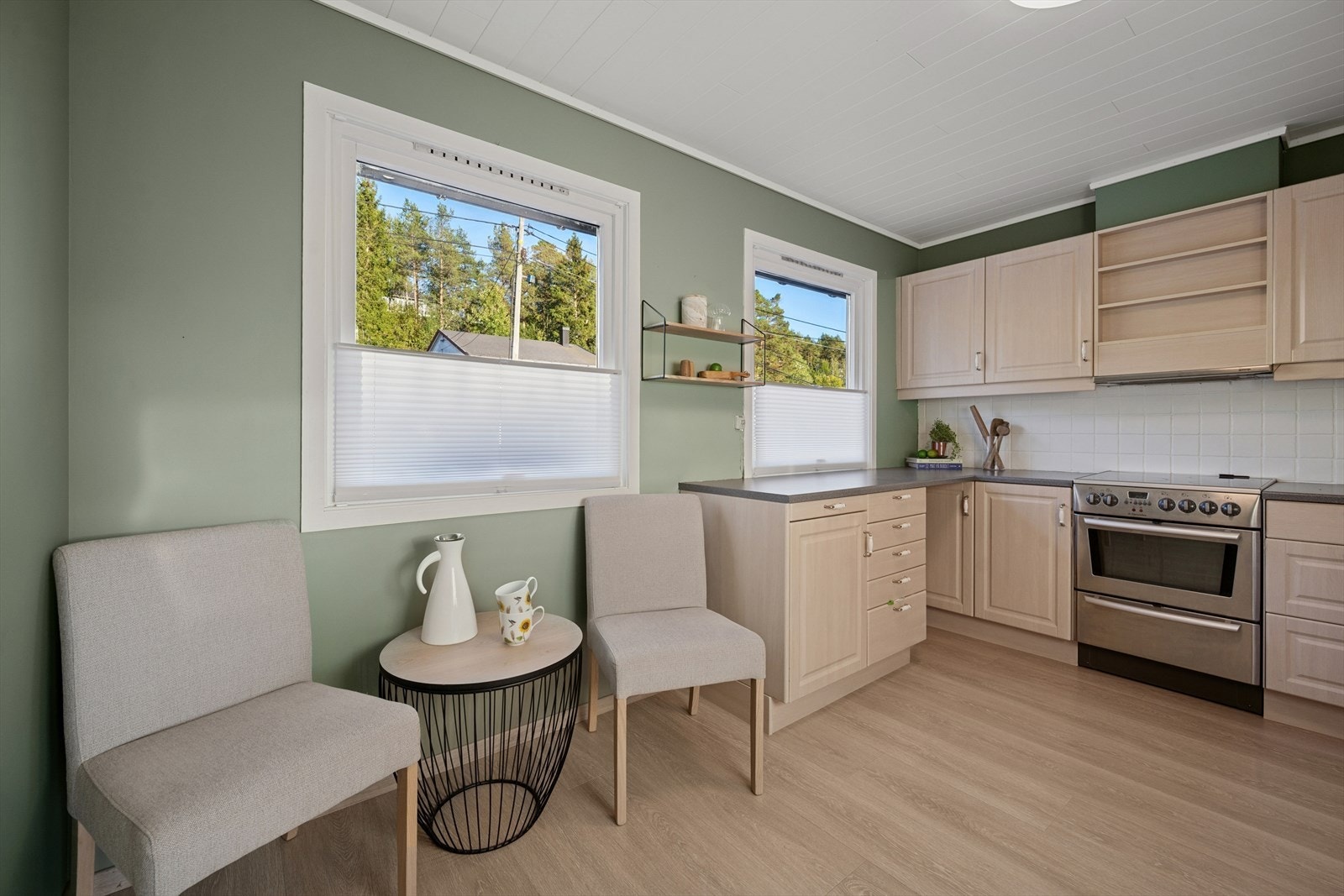 Kjøkkenet er lokalisert i eget rom med adkomst fra stuen. Galleribilde