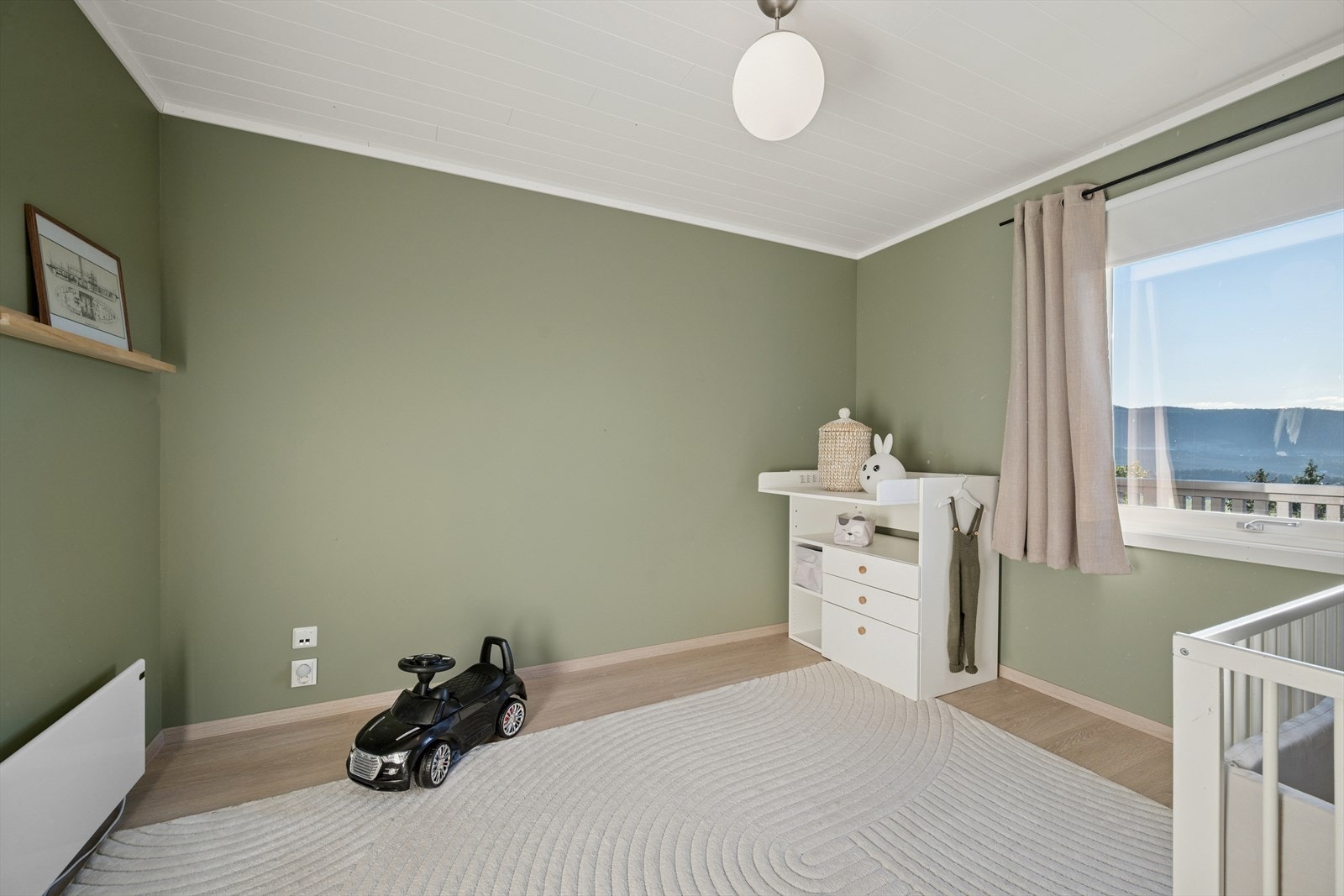 Det øvrige soverommet har på bakgrunn av sin romslige størrelse en allsidig bruksmulighet og kan benyttes som for eksempel barnerom, gjesterom, bibliotek eller kontor. Her er det mange muligheter for innredning etter ønsket formål. Galleribilde