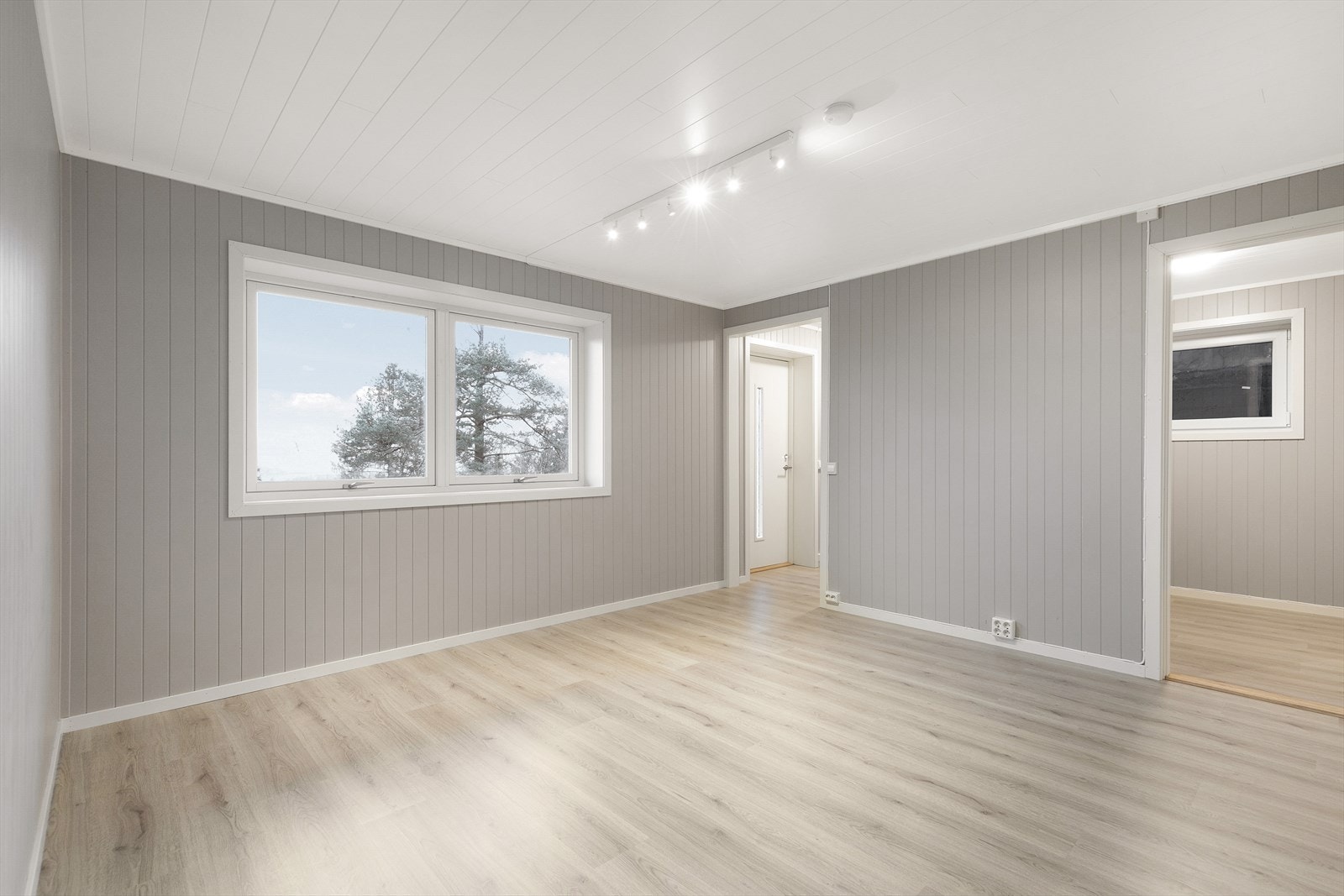 Det er flere store vinduer i rommet som sikrer særdeles godt med daglys. Galleribilde