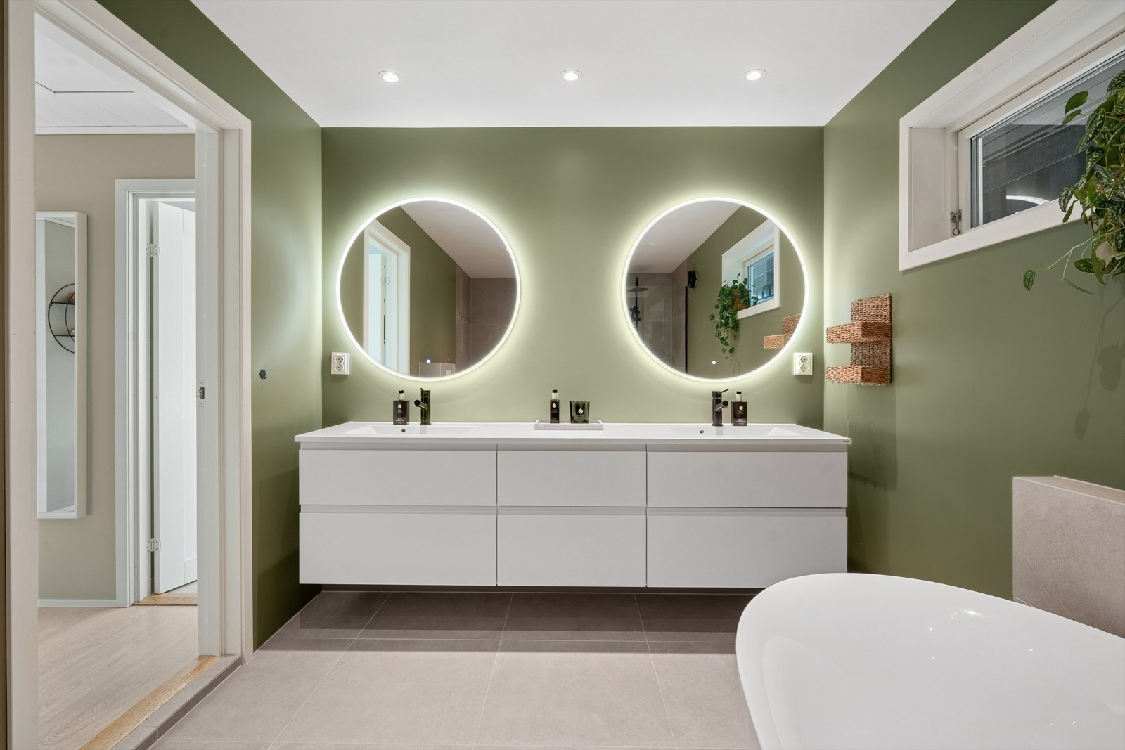 Armaturvalgene er meget moderne, i sort utførelse for både servant og dusj. Galleribilde