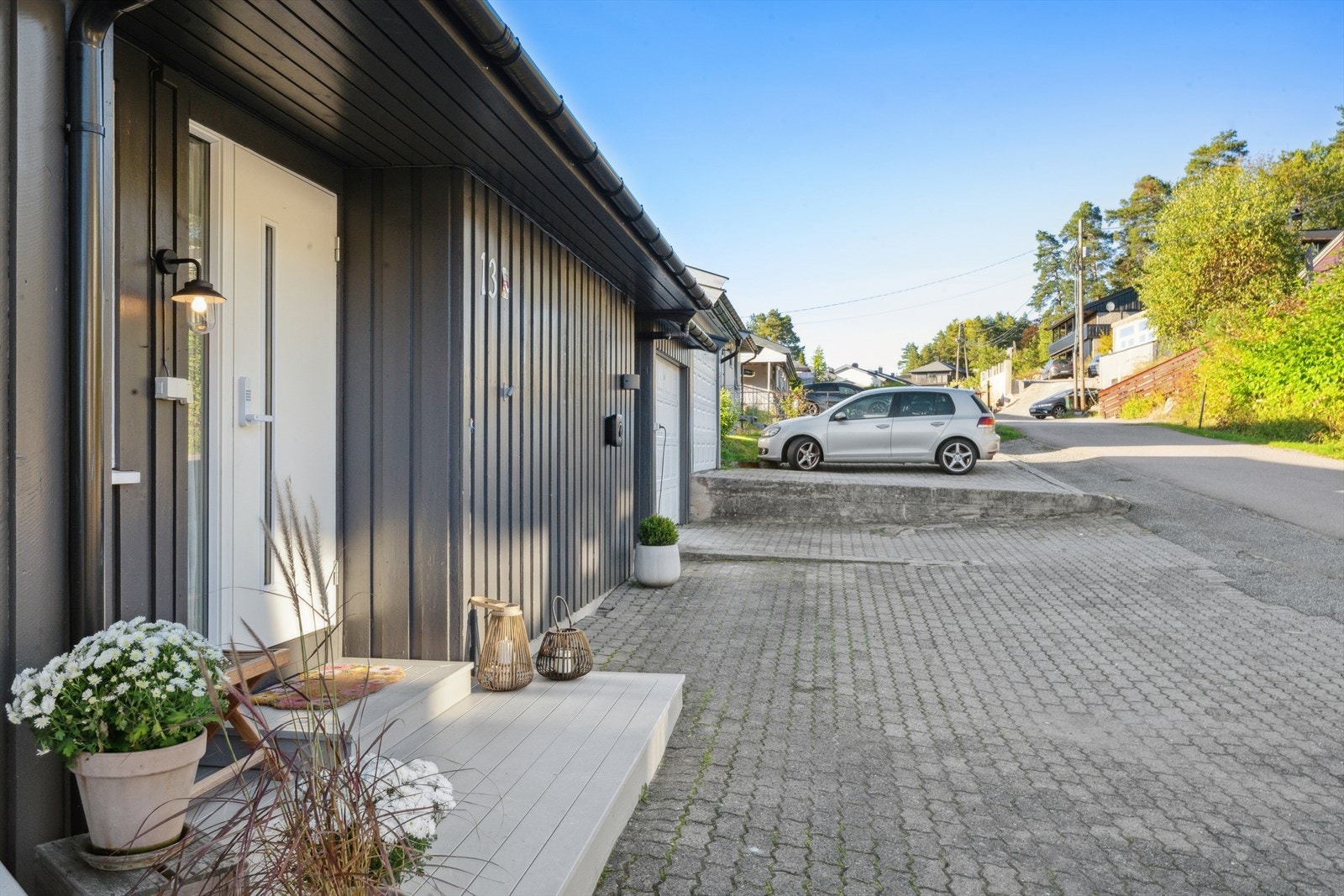 Koselig overbygget inngangsparti. Det er montert nøkkelfri dørlås for enkel og behagelig hverdag. Galleribilde