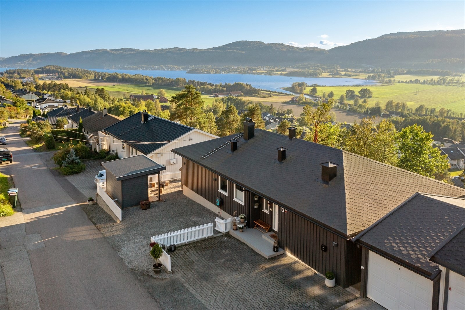 Boligen har særdeles god plass til parkering av flere biler i gårdsplassen i tillegg til enkeltgarasjen. Galleribilde