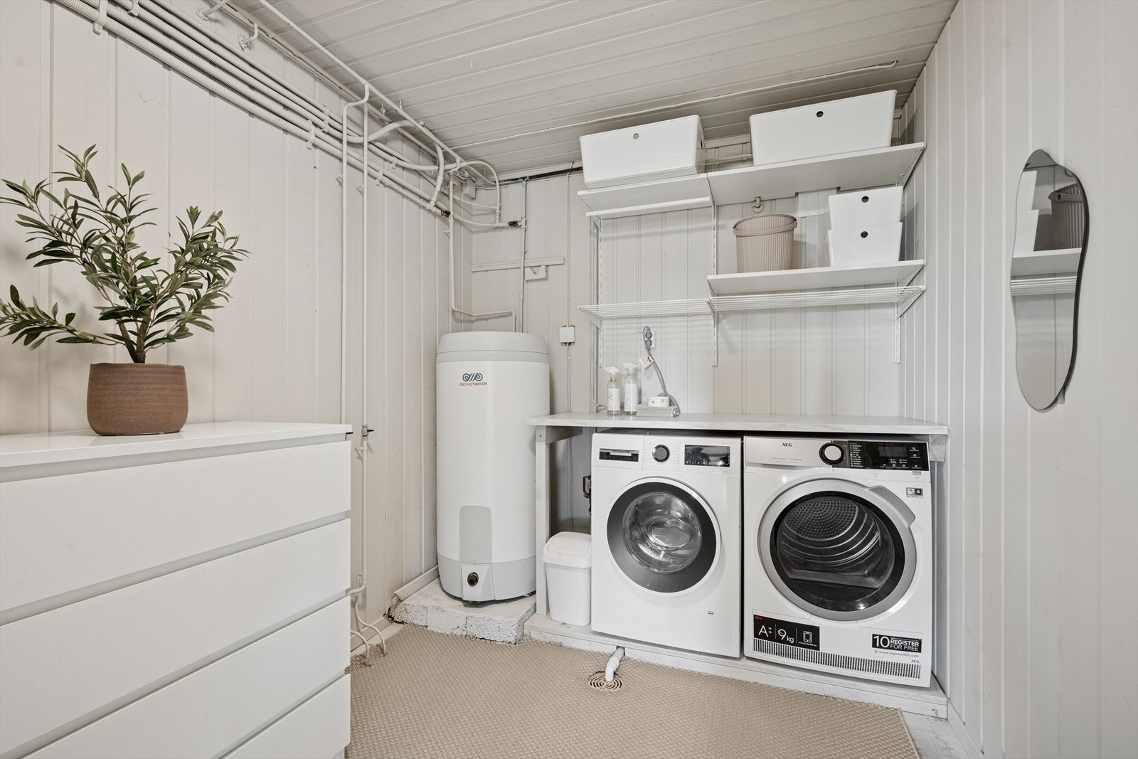 Det er innredet en enkelt kombinert bod og vaskerom i underetasjen. Rommet har fin plass, benkeplass med arbeidsareal, opplegg for vaskemaskin og plass til tørketrommel. Rommet er ikke bygget som våtrom. Galleribilde