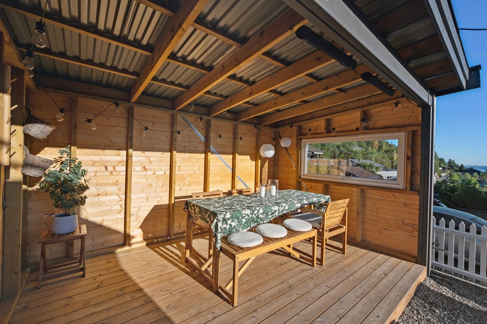 Det er god plass til møbler og montert varmelamper i taket. Galleribilde