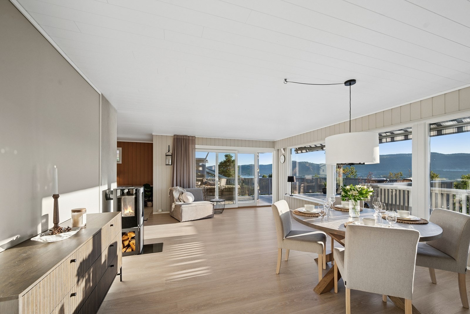 Stor, lys og åpen stue og spisestue med mange møbleringsmuligheter. Galleribilde