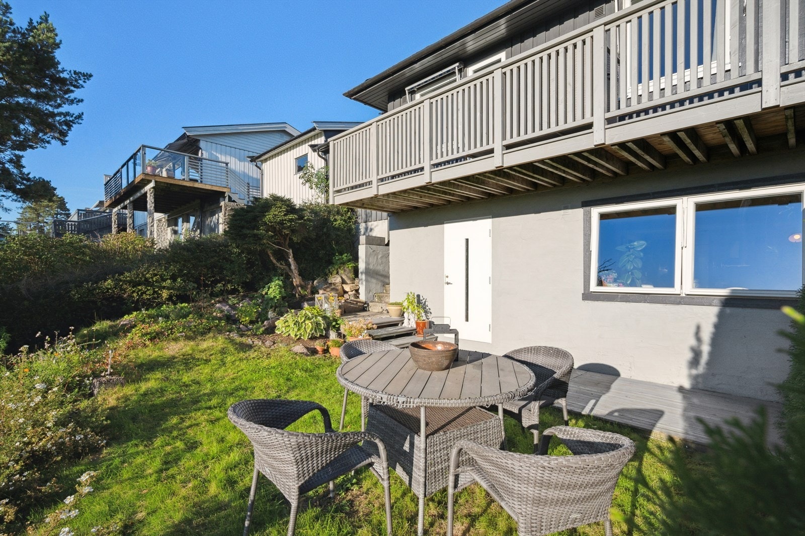 Hybelen i underetasjen har adkomst fra hageområdet, et platå ned fra hoveddelen sitt inngangsparti med et eget hageområde. Galleribilde