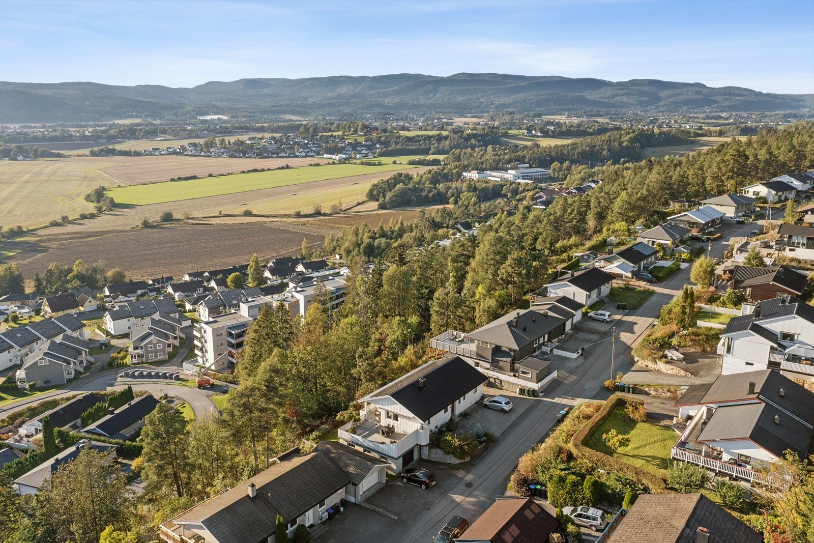 Eiendommen er beliggende i et veletablert boligområde med pen villabebyggelse i naturskjønne omgivelser. Fra boligen er det gangavstand fotballbane, videregående skole, idrettshall med treningssenter og turområder med lysløype. Det kort vei til sentrum. Galleribilde