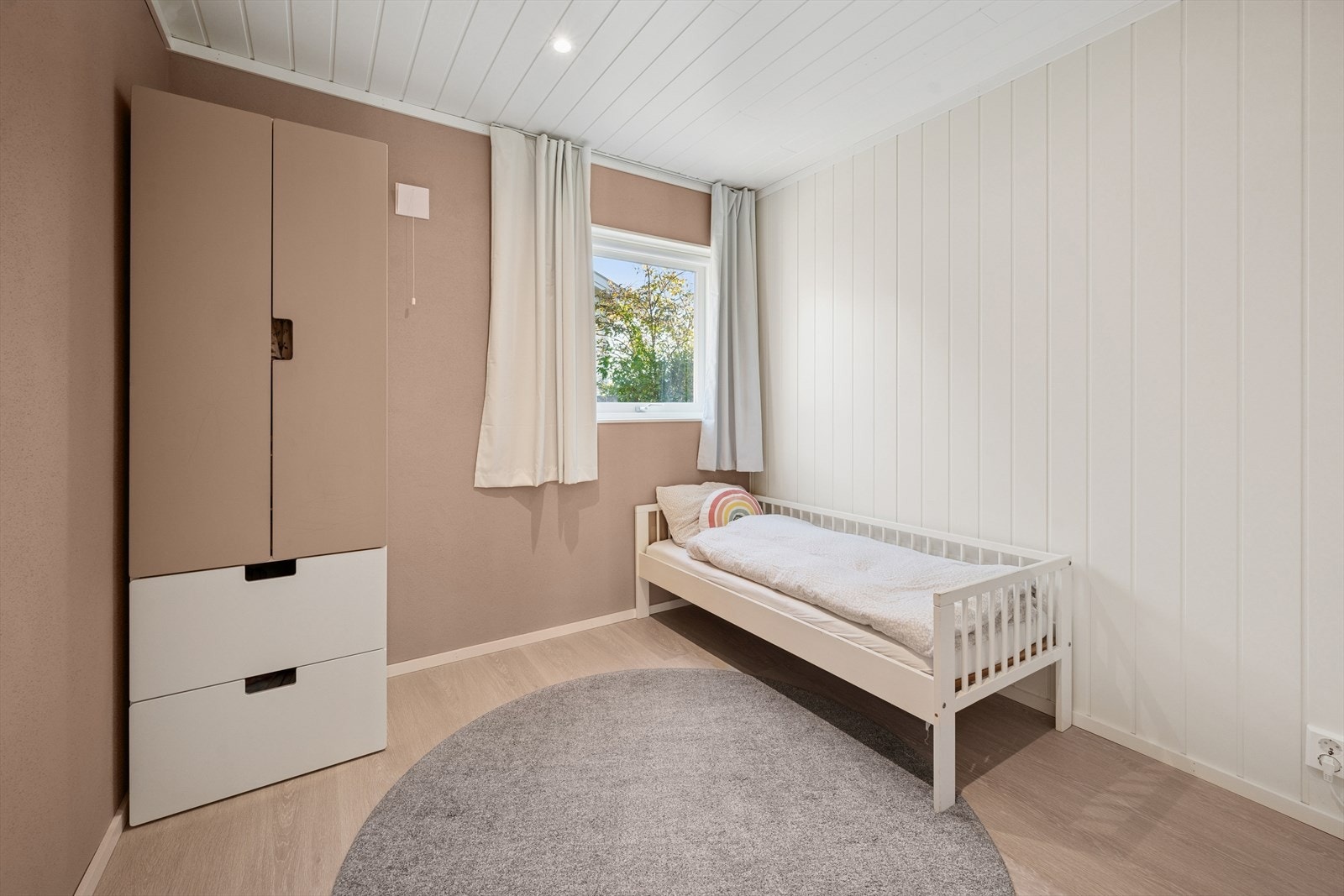 Rommene har fin plass til seng med tilhørende nattbord og ønskede garderobeløsninger, og gjennomført i lyse og flotte farger på vegger og gulv. Galleribilde