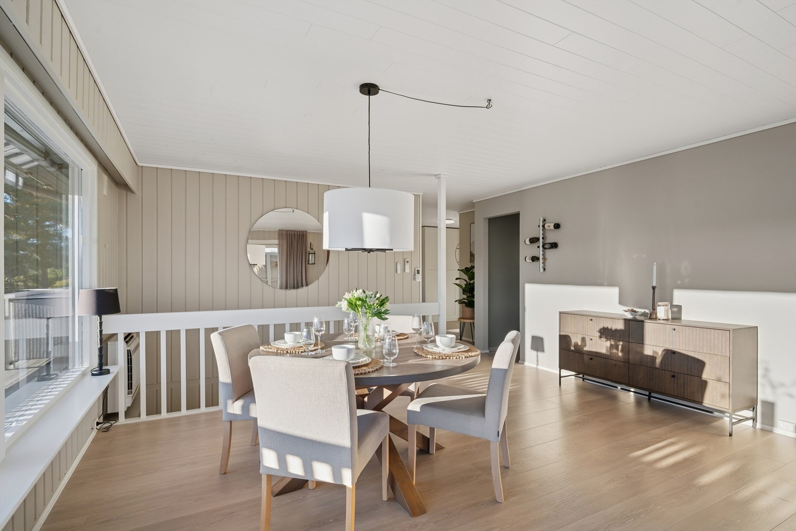 Her kan en innrede med både TV-krok med tilhørende møblement, godstoler, stuebord og stort spisebord, mulighetene er uante. Galleribilde