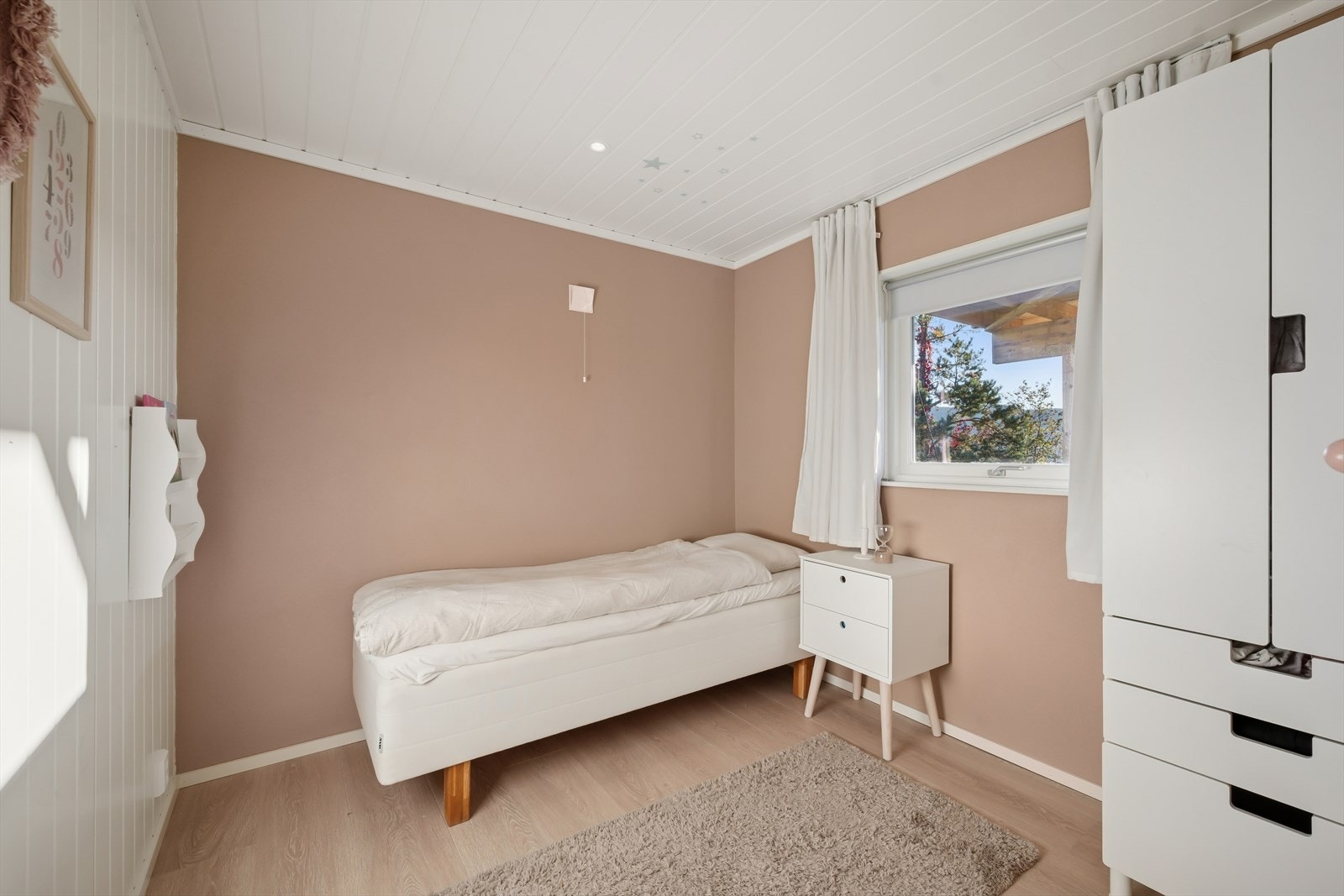 I boligens underetasje finner vi 2 lyse soverom med god størrelse. Galleribilde