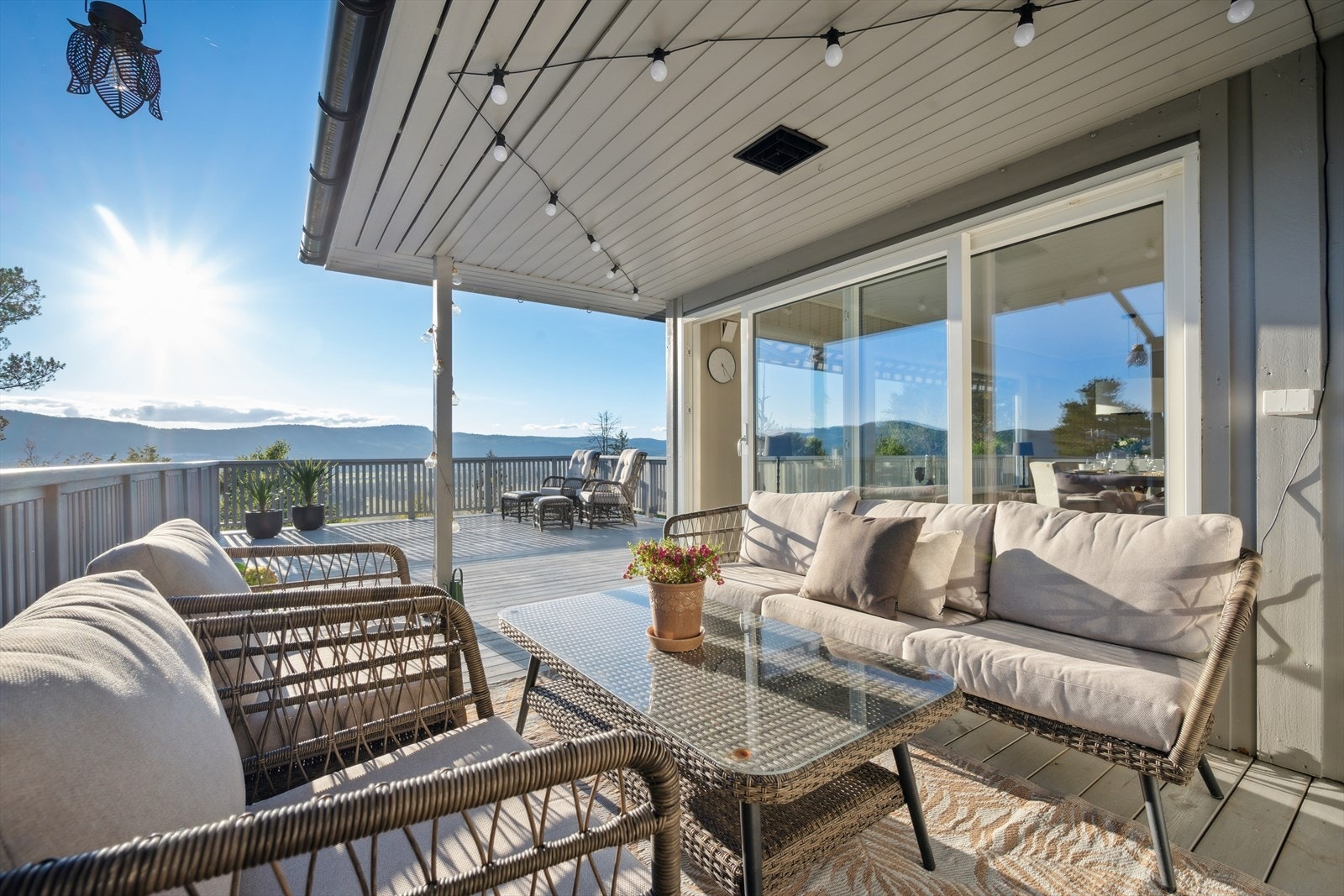 Terrasseområdet er pent gjennomført med treverk på gulv og har en praktisk overbygget sone med levegg. Terrassen har et stort areal som gir uante muligheter til innredning med utemøbler etter eget ønske. Galleribilde