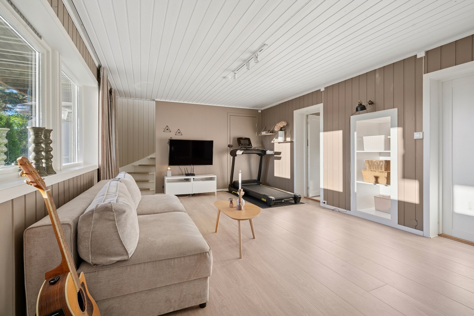 Det første som møter deg i underetasjen er en lys og koselig kjellerstue. Galleribilde