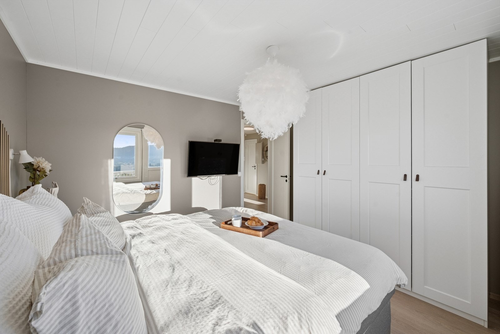 Hovedsoverommet har montert gode garderobeløsninger og utgang til det store terrasseområdet. Galleribilde