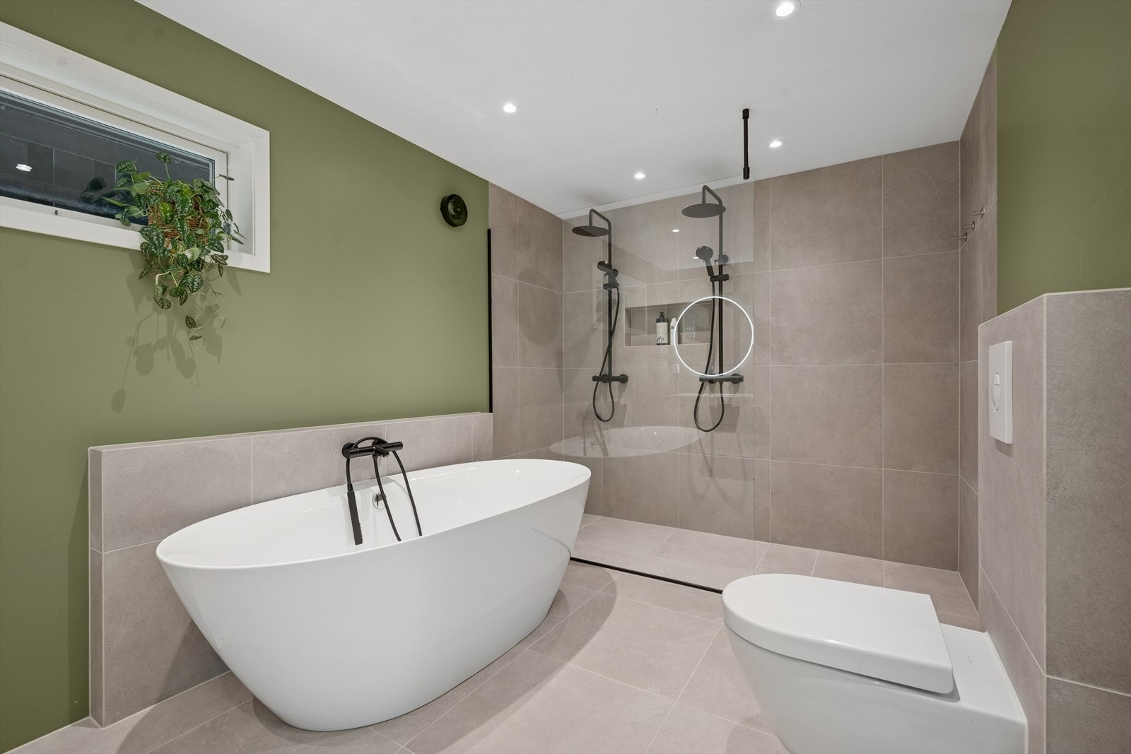 Boligen sitt delikate og påkostede hovedbad ble renovert i 2020. Galleribilde