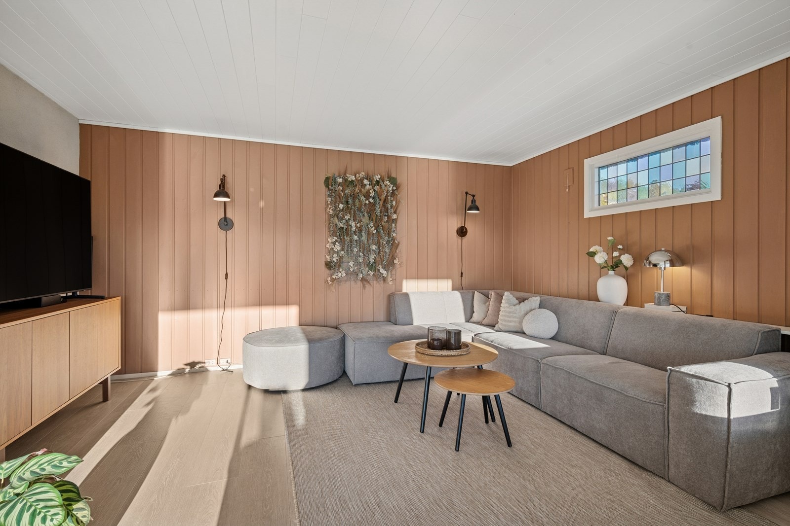 Rommet er pent gjennomført med lyse og stilrene farger på vegger og tak, som føyer seg pent inn i det flotte gulvet. Galleribilde