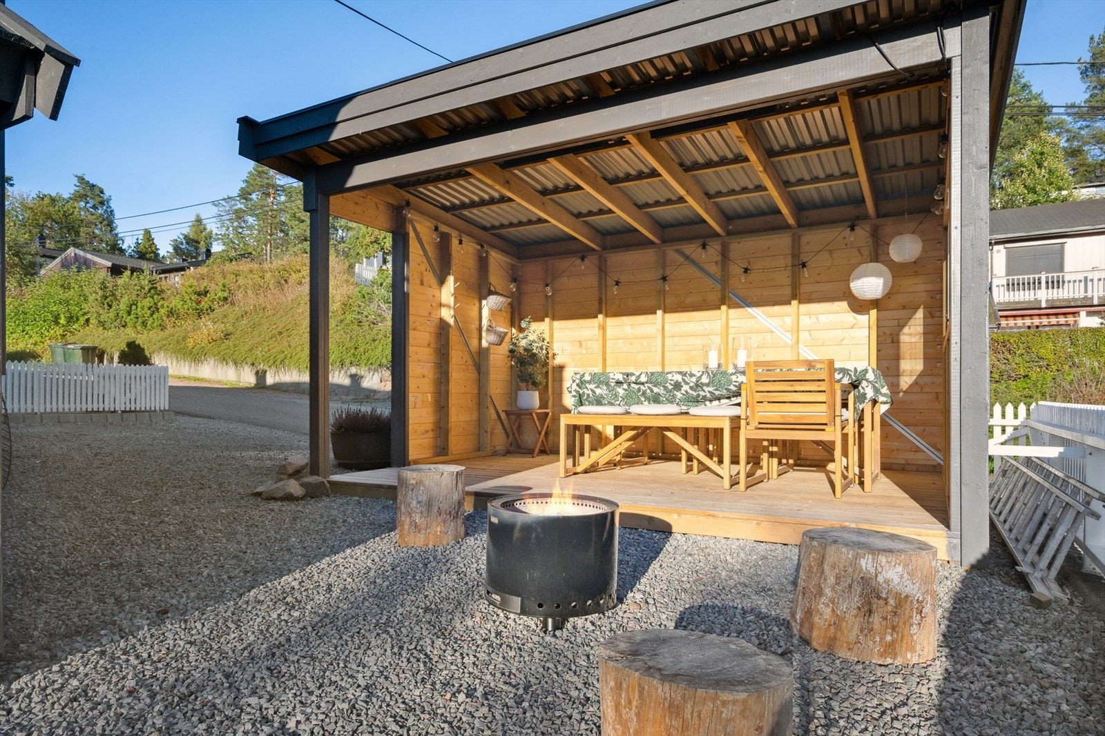 Det er bebygget en åpen "utestue/grillhytte" på eiendommen. Et perfekt sted for å nyte koselige sommerdager. Galleribilde