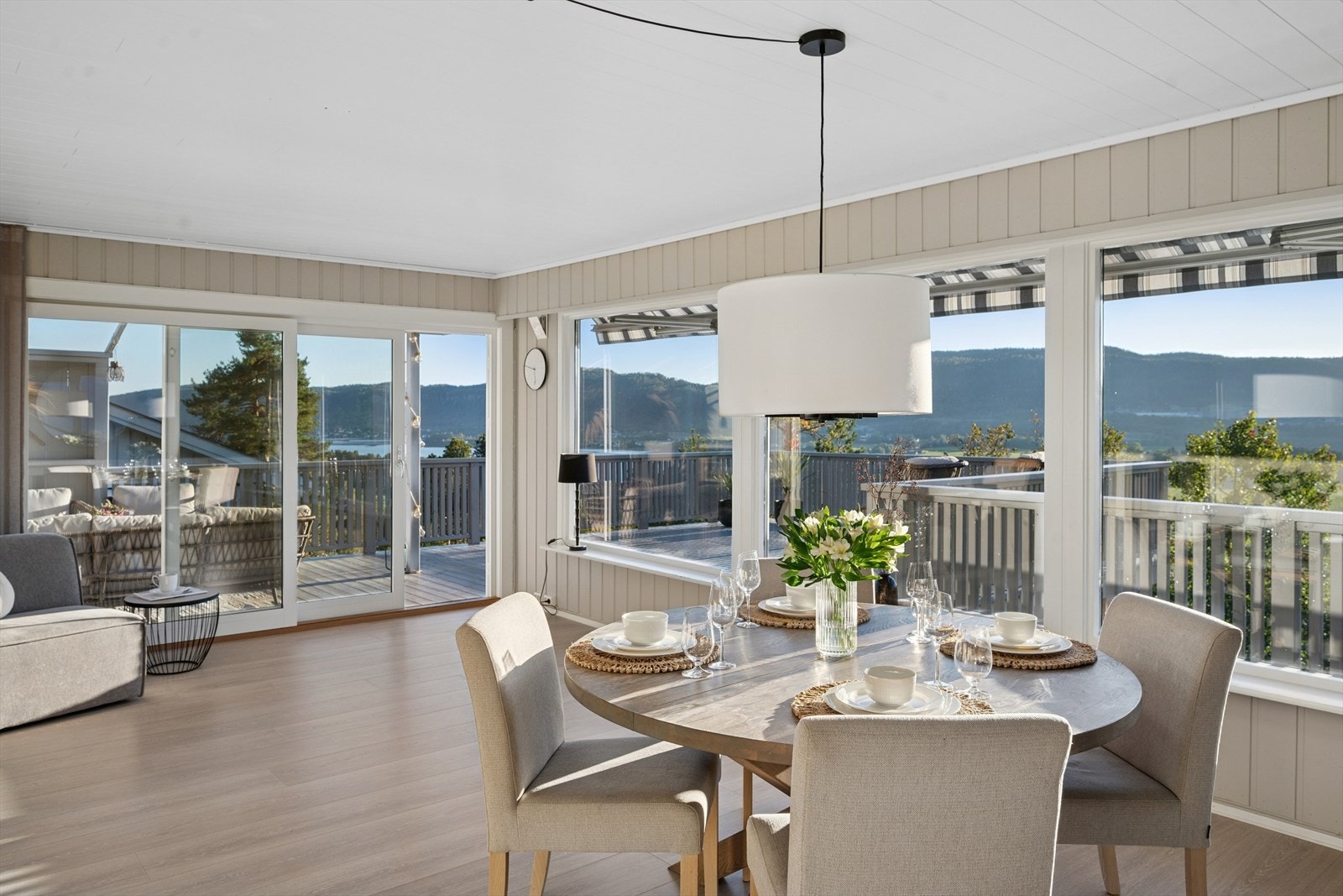 Stuen har flere store panoramavinduer som er lokalisert i retning fjorden slik at en får optimale utsiktsforhold fra rommet. Vinduene sikrer godt med dagslys slik at rommet bades i lys. Galleribilde