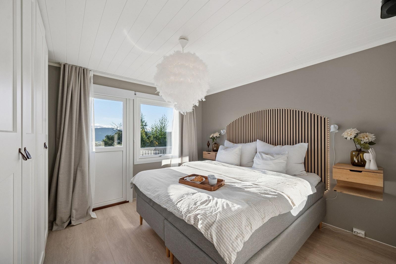 Boligen har 2 soverom lokalisert i hovedetasjen (1.etasjen). Galleribilde