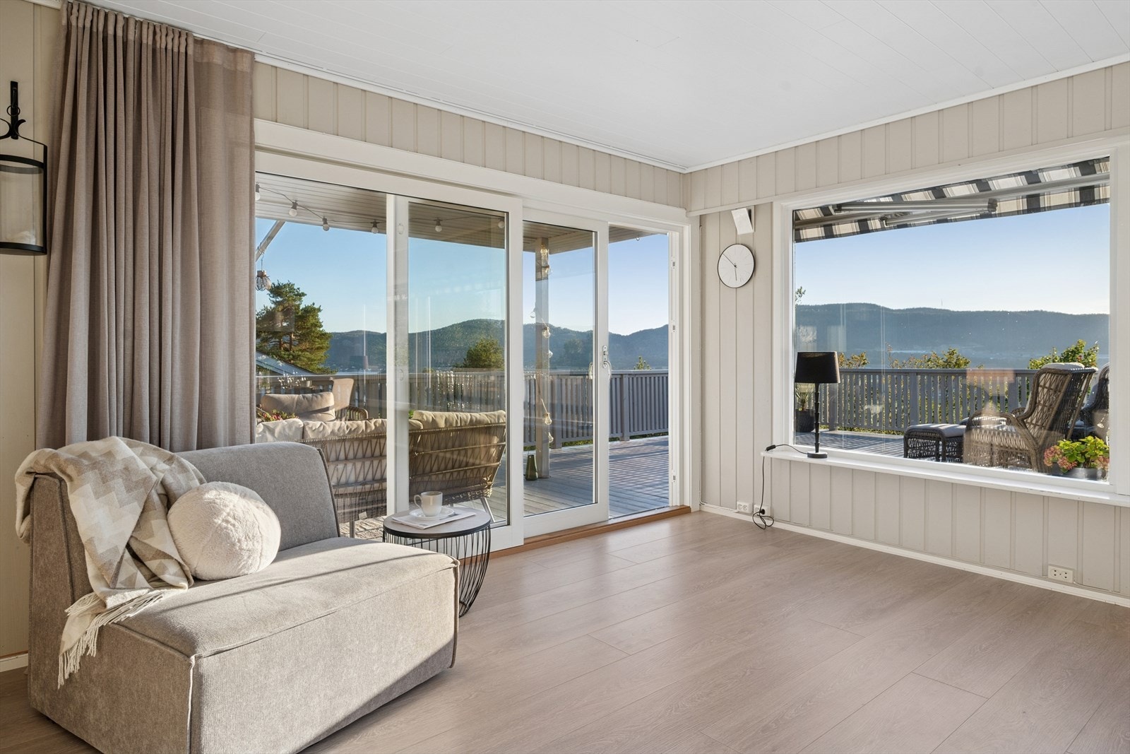 Boligen holder en gjennomgående god standard med moderne overflater og gjennomtenkte farge- og materialvalg. Galleribilde