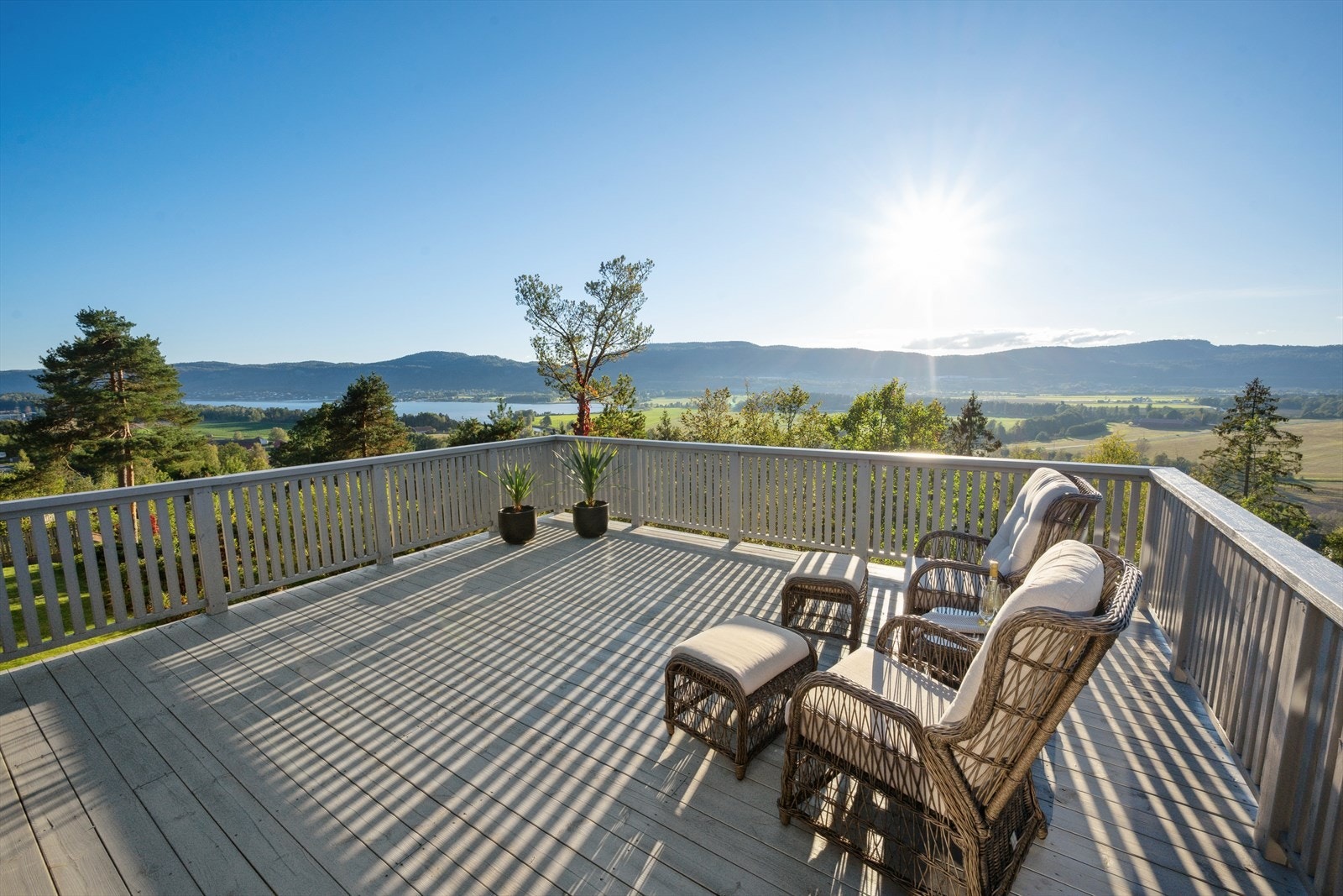 Her kan solen og utsikten mot fjorden nytes til det fulle. Galleribilde