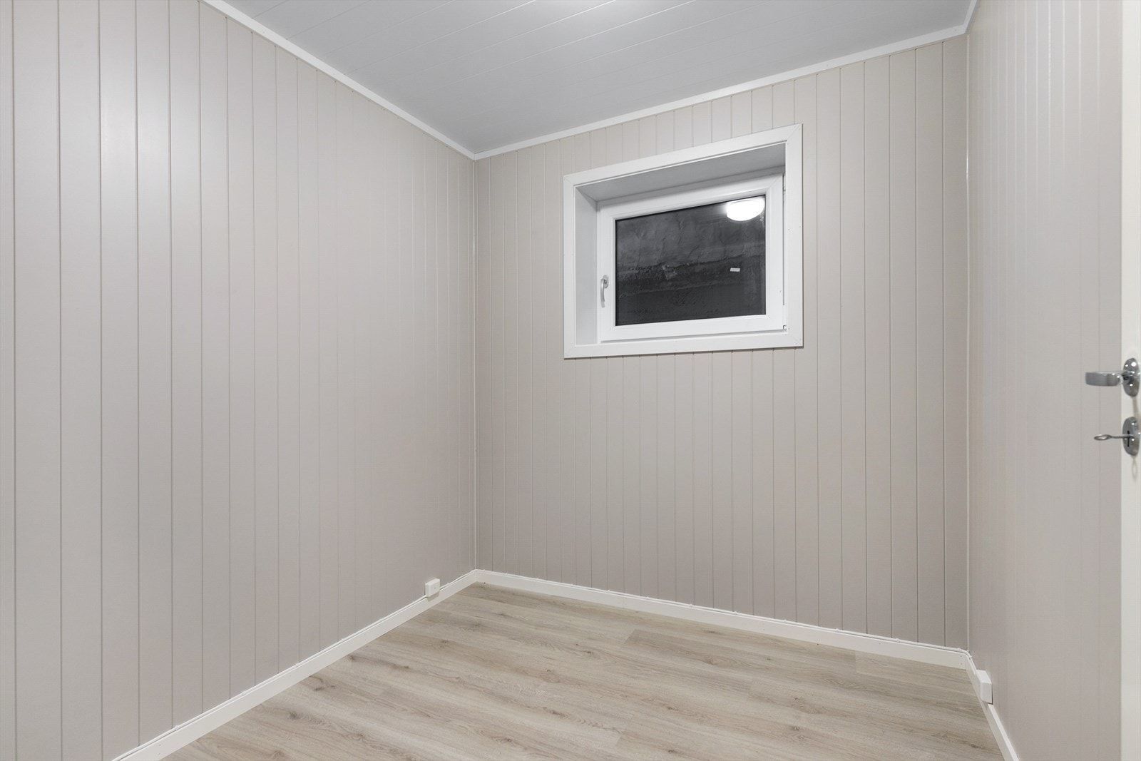 Videre har hybelen to lyse soverom som har god plass til seng og ønskede garderobeløsninger. Vi gjør oppmerksom på at bildet er tatt i regi av tidligere salg i 2020. Galleribilde