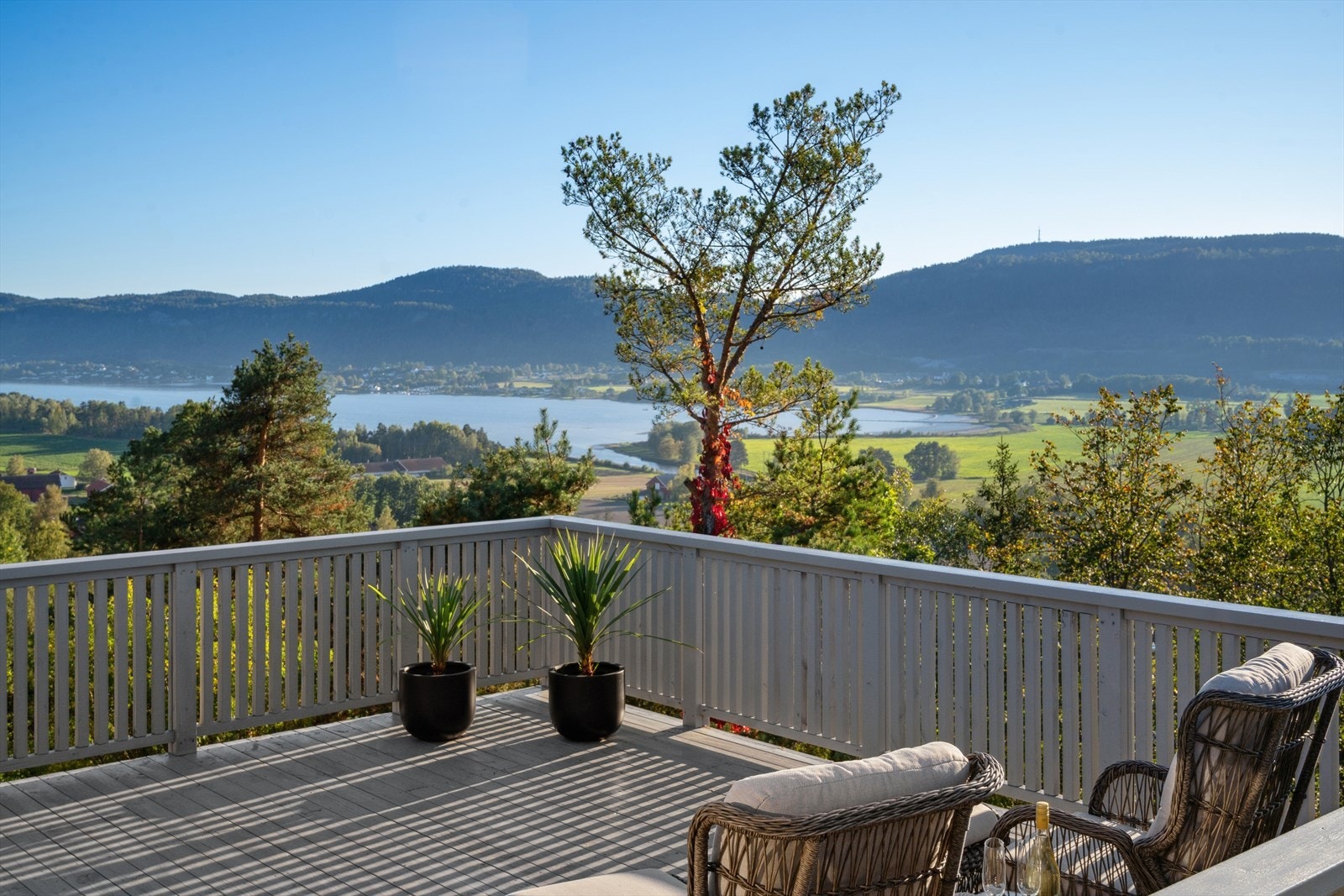 Flott utsikt. Terrassen blir nærmest å beskrive som en "orkesterplass" hvor sole og utsikten kan nytes. Galleribilde