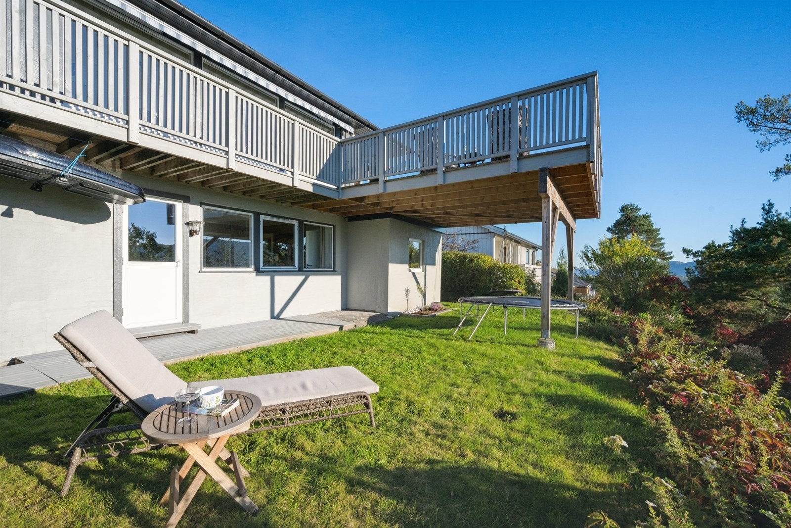 Pent opparbeidet hageområde med plattingareal. Galleribilde