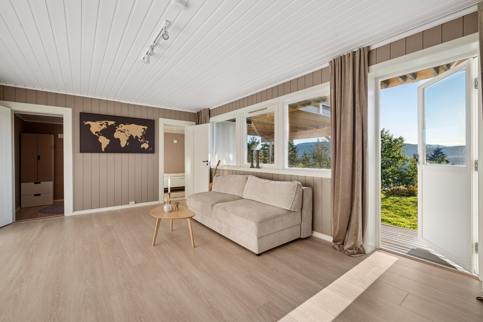 Dette rommet er det perfekte tilskuddet til familieboligen, hvor de minste i familien kan få sitt eget rom. Rommet har en lys og pen gjennomførelse med lyst gulv og vegger .Det er utgang til det koselige hage- og plattingområdet. Galleribilde