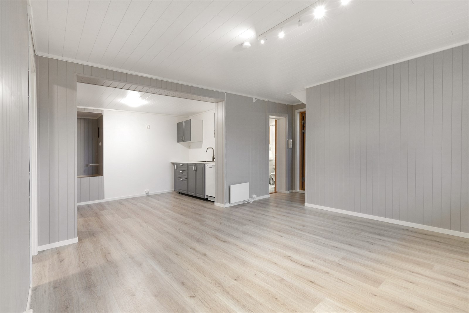 Stue og kjøkken befinner seg i en åpen og moderne løsning. Vi gjør oppmerksom på at bildet er tatt i regi av tidligere salg i 2020. Eier har siden dette blant annet gipset taket. Galleribilde