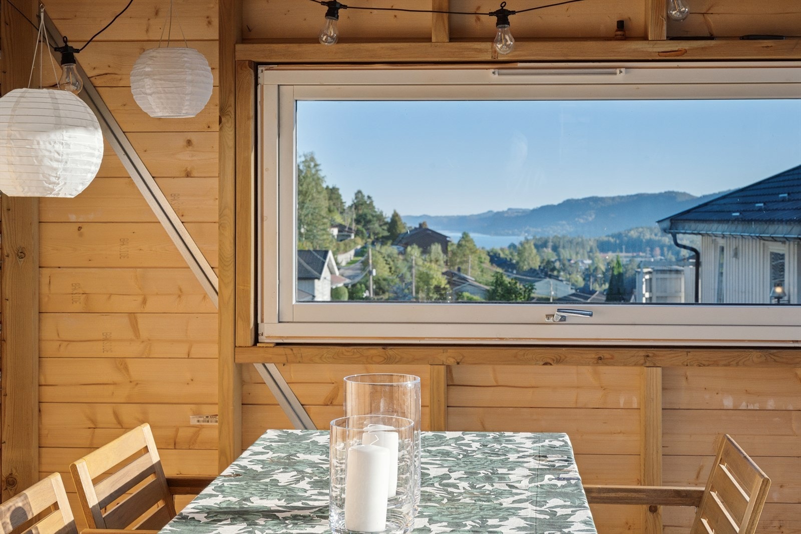 Flott utsikt fra vinduet. Et perfekt bilde å nyte et bedre måltid til. Galleribilde