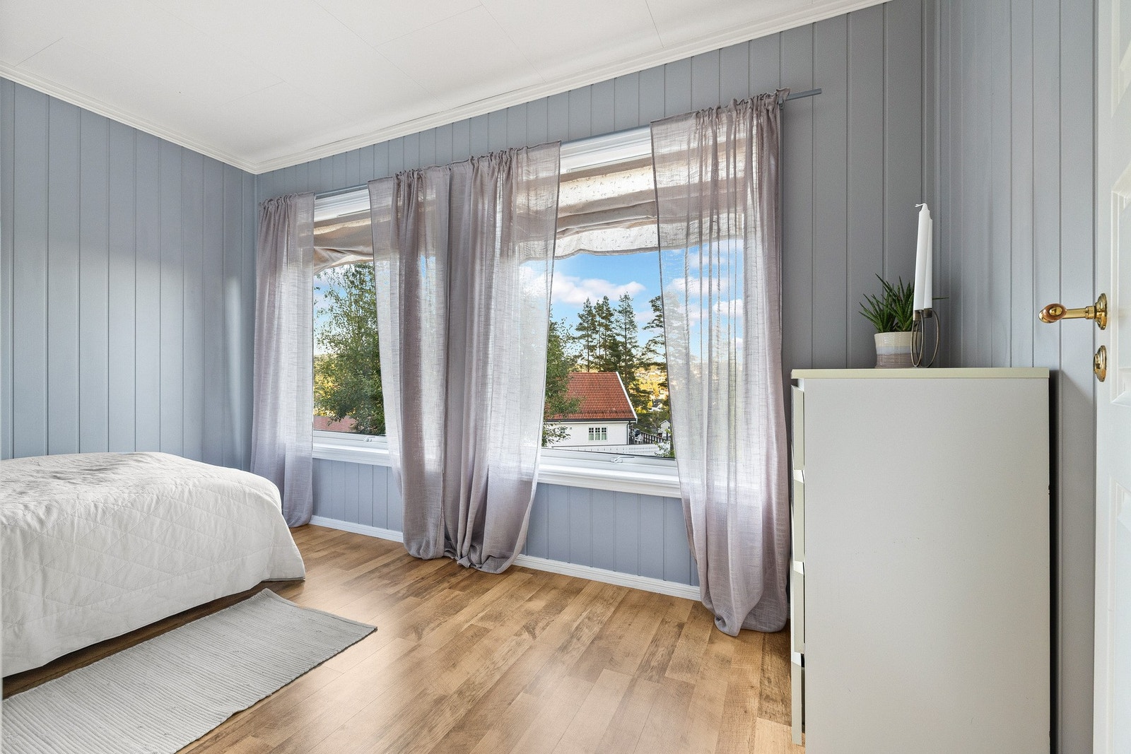 Det første soverommet er malt i en delikat gråfarge og benyttes i dag som gjesterom. Galleribilde