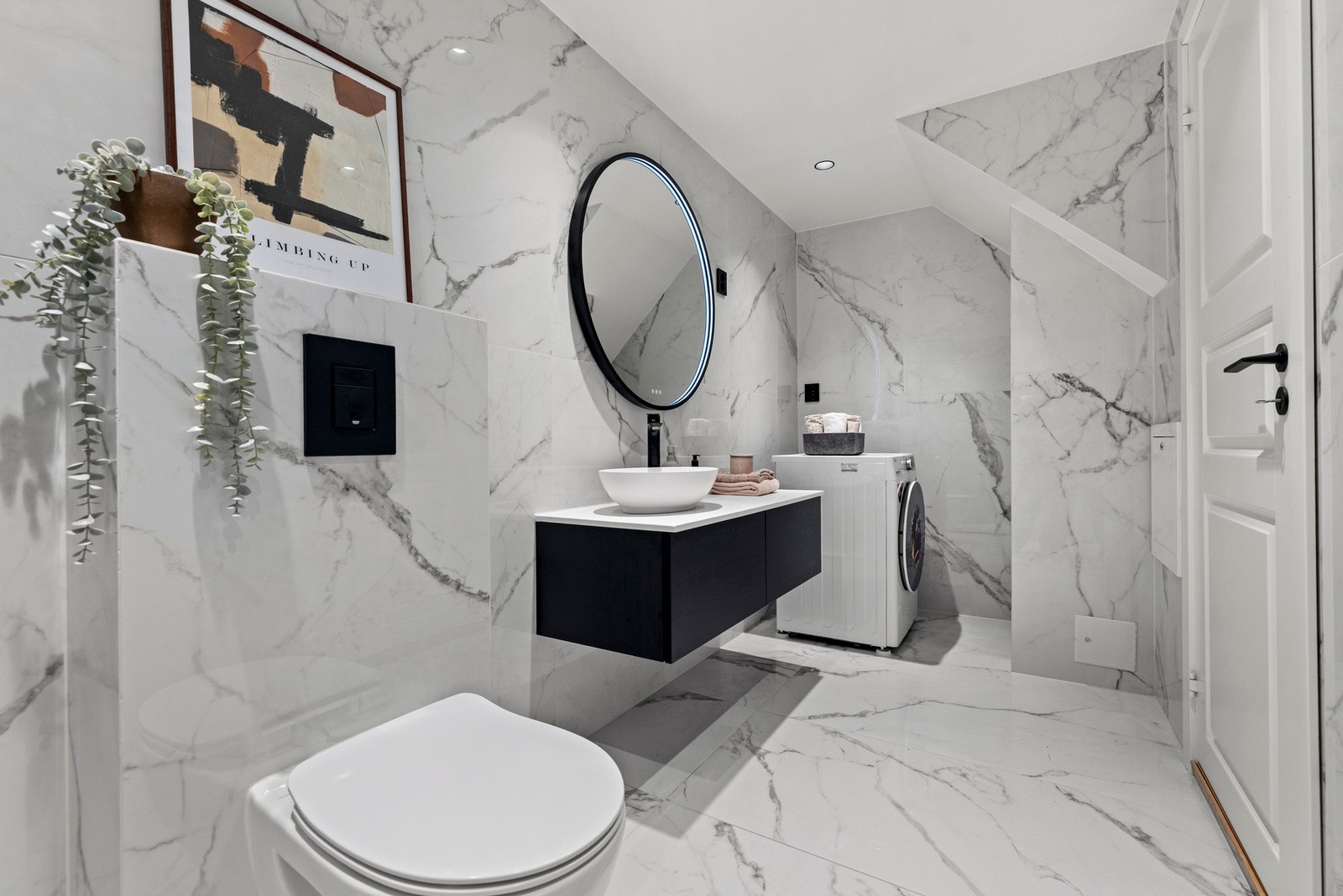 Det lekre badet fra 2021 er innredet med flislagte vegger og gulv, samt gulvvarme Galleribilde