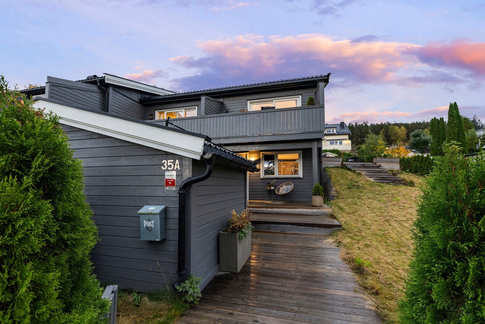 Ved inngangspartiet finner du en nordvestvendt terrasse på ca. 31 m² og en utvendig bod Galleribilde
