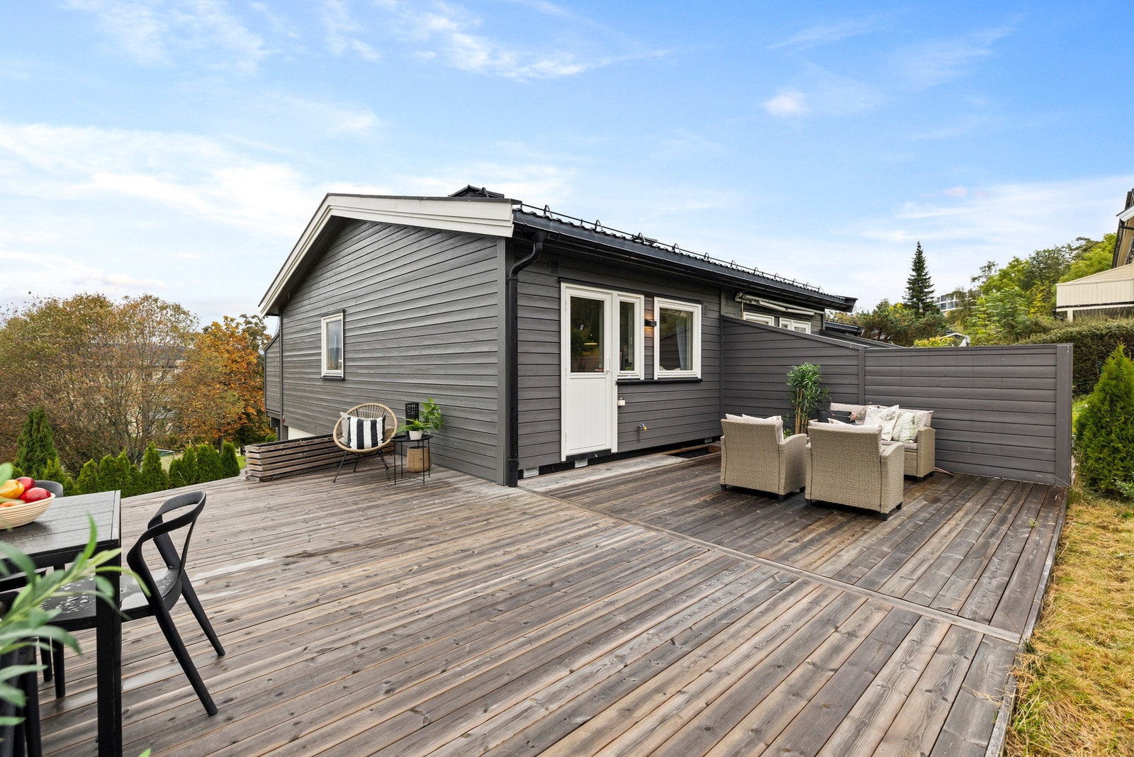 Fra kjøkkenet har du direkte adkomst til en romslig terrasse på ca. 53 m² Galleribilde