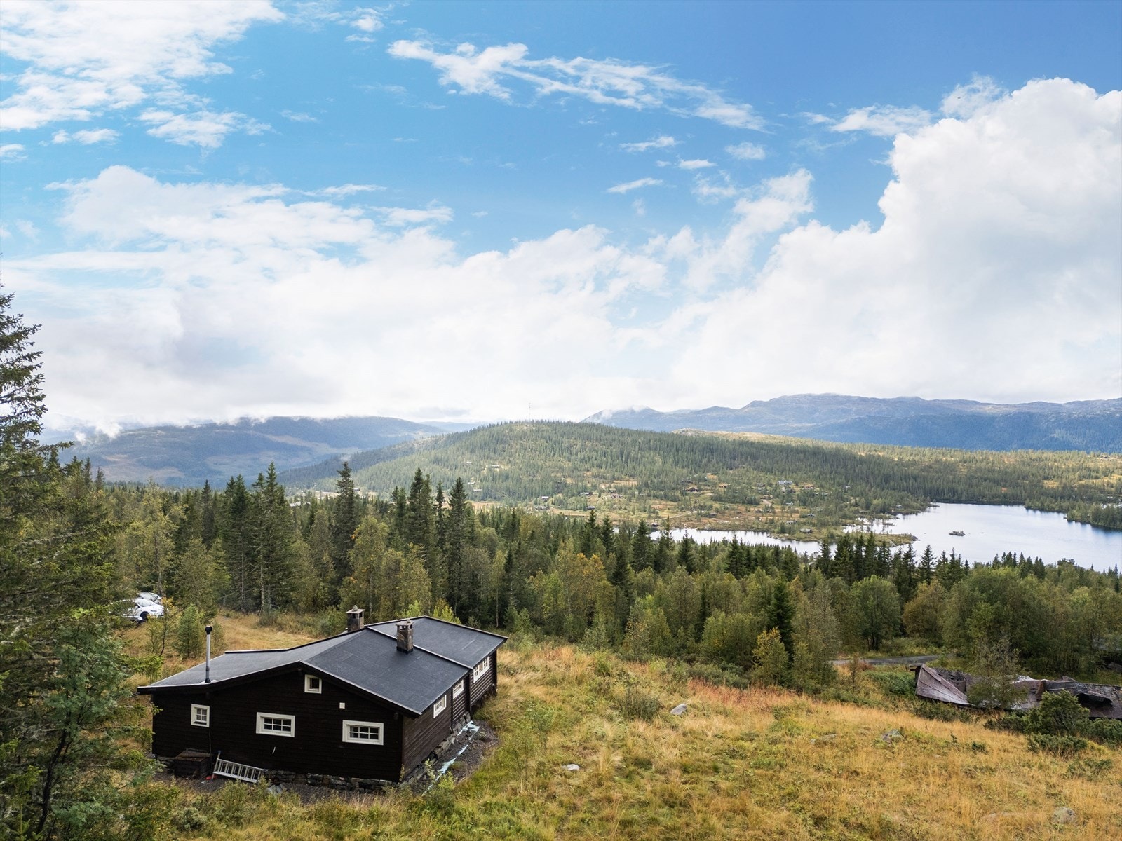 Koselig hytte med solrik beliggenhet på en av Tuddals flotteste utsiktstomter. Galleribilde