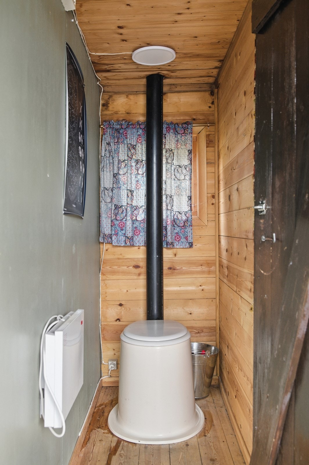 Ved inngangspartiet er det tre boder. En av bodene er innredet med biologisk toalett, mens de to andre er oppbevaringsboder. Galleribilde