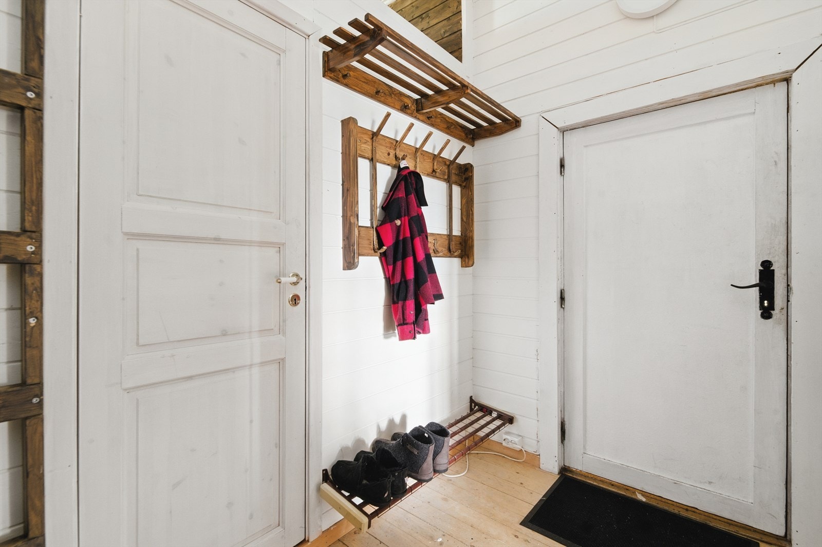 Hytta har et lyst og romslig gangareal hvor det er god plass til å henge fra seg ytterklær på diverse knaggrekker. Galleribilde